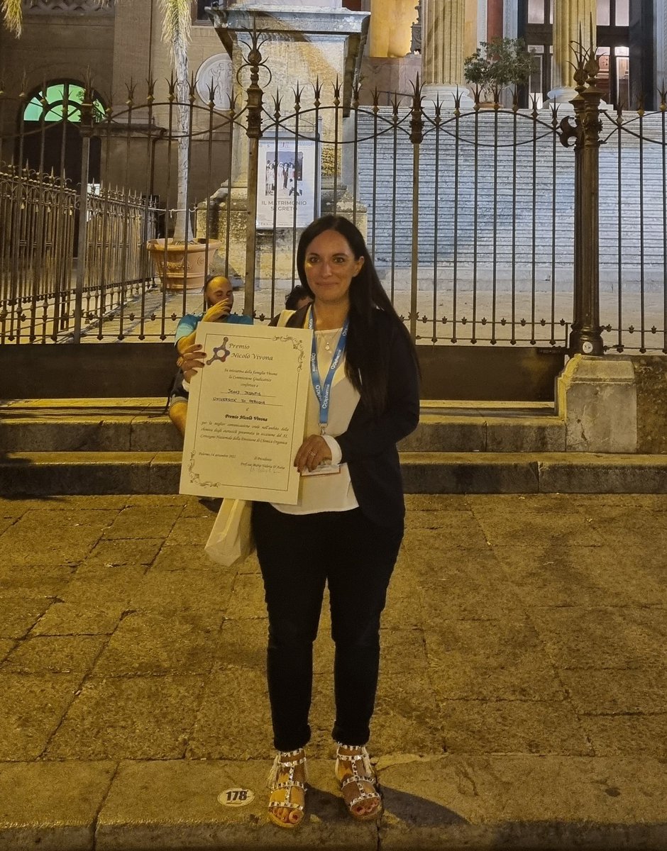 DaisyLabUNIPG's tweet photo. Very excited to share that Jenny Desantis @Jenny_Des was awarded with the prize "Premio Nicolò Vivona" for the best oral communication on the chemistry of heterocycles! Well done, Jenny! So proud of you!#CDCO2022 #PROTACs Thanks to @SCIorganica https://t.co/z7dOwveWdo