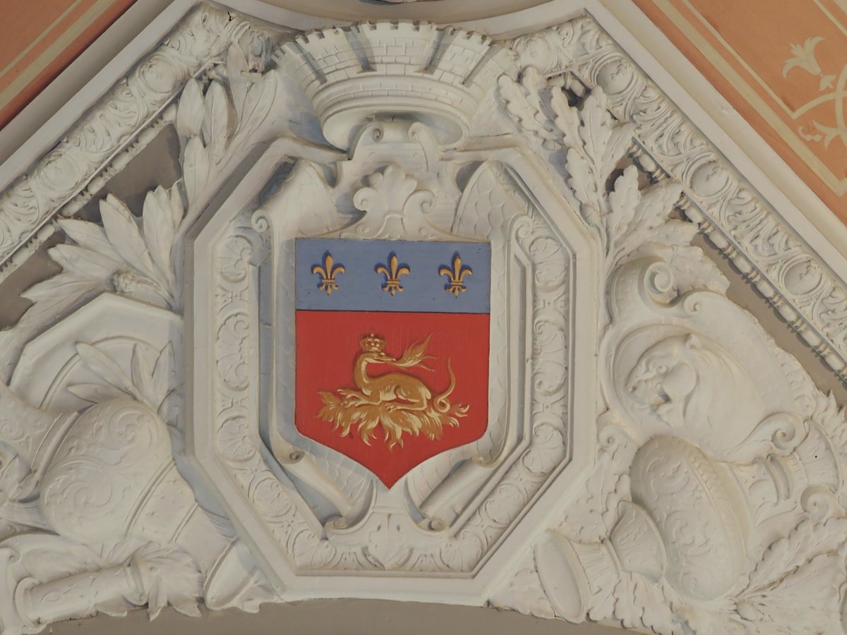 Prefet24's tweet photo. #JeudiPhoto #JEP2022 | 🧐Le saviez-vous ? Au plafond du salon La Boétie de la #préfecture, on peut admirer 4 blasons représentant les sous-préfectures de #Nontron, #Sarlat, #Bergerac et celui de #Riberac qui était une sous-préfecture jusqu'en 1926. https://t.co/ZTyQq92KQv