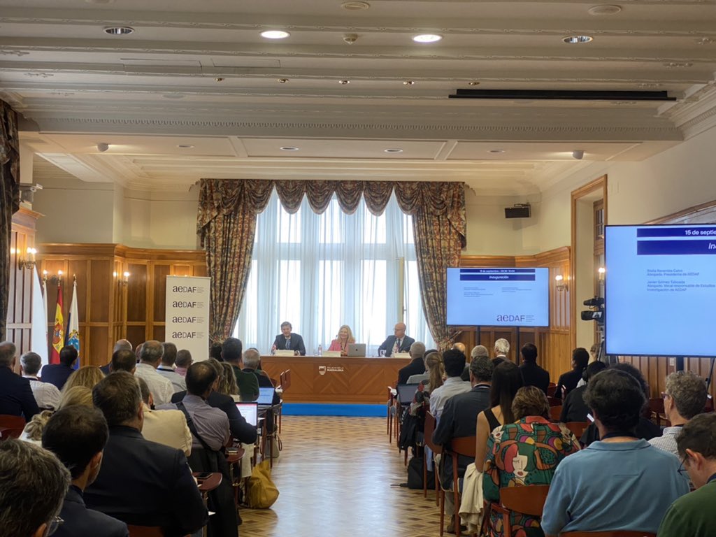 AEDAF's tweet photo. Comienza la inauguración del Curso de Verano #AEDAF con Stella Raventós Calvo, presidente de AEDAF; Javier Gómez Taboada, vocal responsable de Estudios e Investigación de AEDAF; y Jesús Pereda Gutiérrez, delegado territorial de AEDAF en Cantabria.

#CursoVeranoAEDAF #fiscalidad https://t.co/8pOTyYKVsk