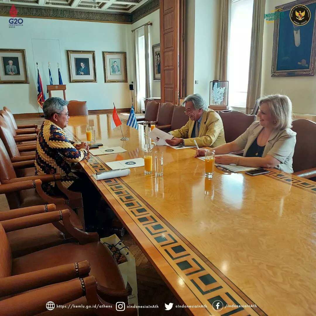 indonesiainath's tweet photo. Pleased to meet the Diplomatic Advisor to the Mayor of Athens, H.E. Tassos Kriekoukis, and explored potential areas of cooperation, particularly between Jakarta and Athens 🇮🇩🇬🇷

#IniDiplomasi
#Αθήνα
#Τζακάρτα
#Ινδονησία
#IndonesiainGreece
#IndonesiainAthens
#KBRIAthena https://t.co/eINxl2mssK