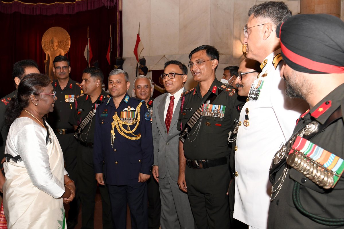 Faculty and course members of 62nd National Defence College Course called on President Droupadi Murmu at Rashtrapati Bhavan 
presidentofindia.nic.in/press-release-…