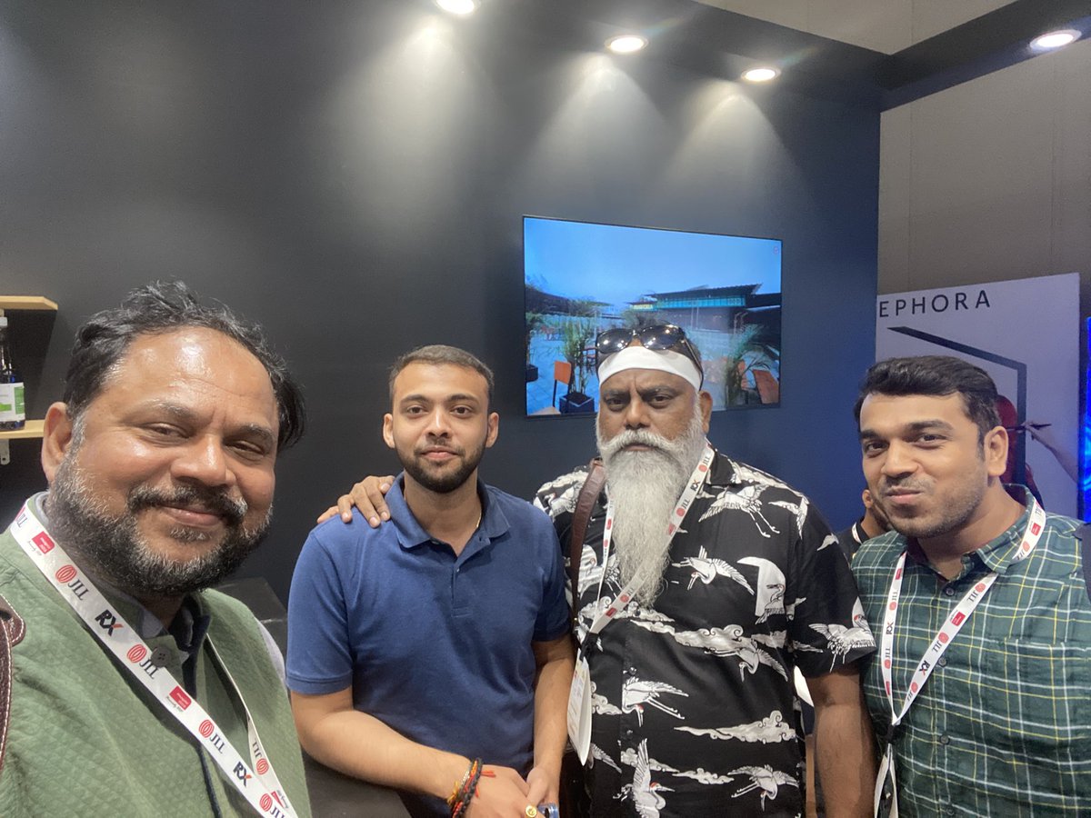 Meet Dhruvil Mehta - the youngster is organising the most unorganised #PaanWala activity. He has now 20 outlets by name #PaanCasa means Paan universe. True to it’s name his flagship outlet is a whopping 14,000 sqft in Rajkot.
He has automised Paan making using   a German machine