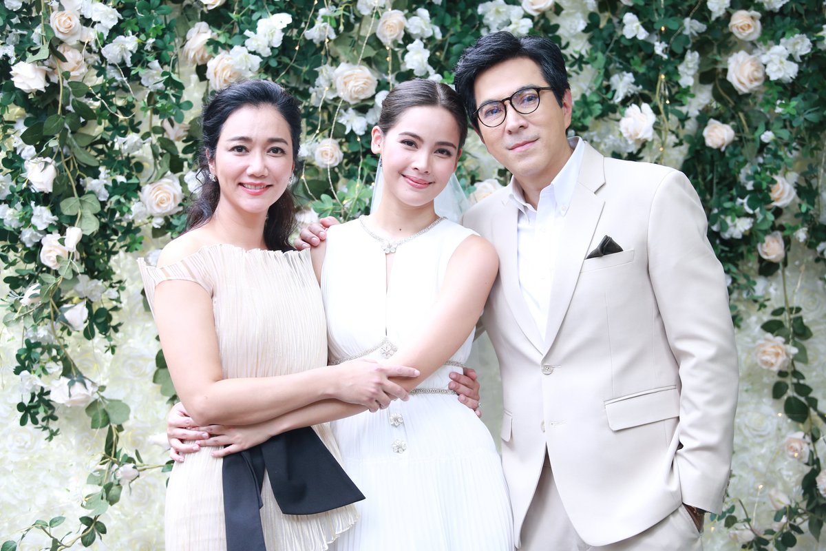 Thong_entertain's tweet photo. ประมวลภาพงานแต่งงานใน #คือเธอตอนจบ ของคู่แต่งงานข้าวใหม่ปลามัน “ก้าวกล้า-สายขิม” เอาให้หวานข้ามวันข้ามคืนกันไปเลยยยย 🥰

#คือเธอ 
#BadRomeo
#Thongentertainment
#ดูทีวีกด33
#ดูมือถือกด3plus https://t.co/PJOOsm5xd1