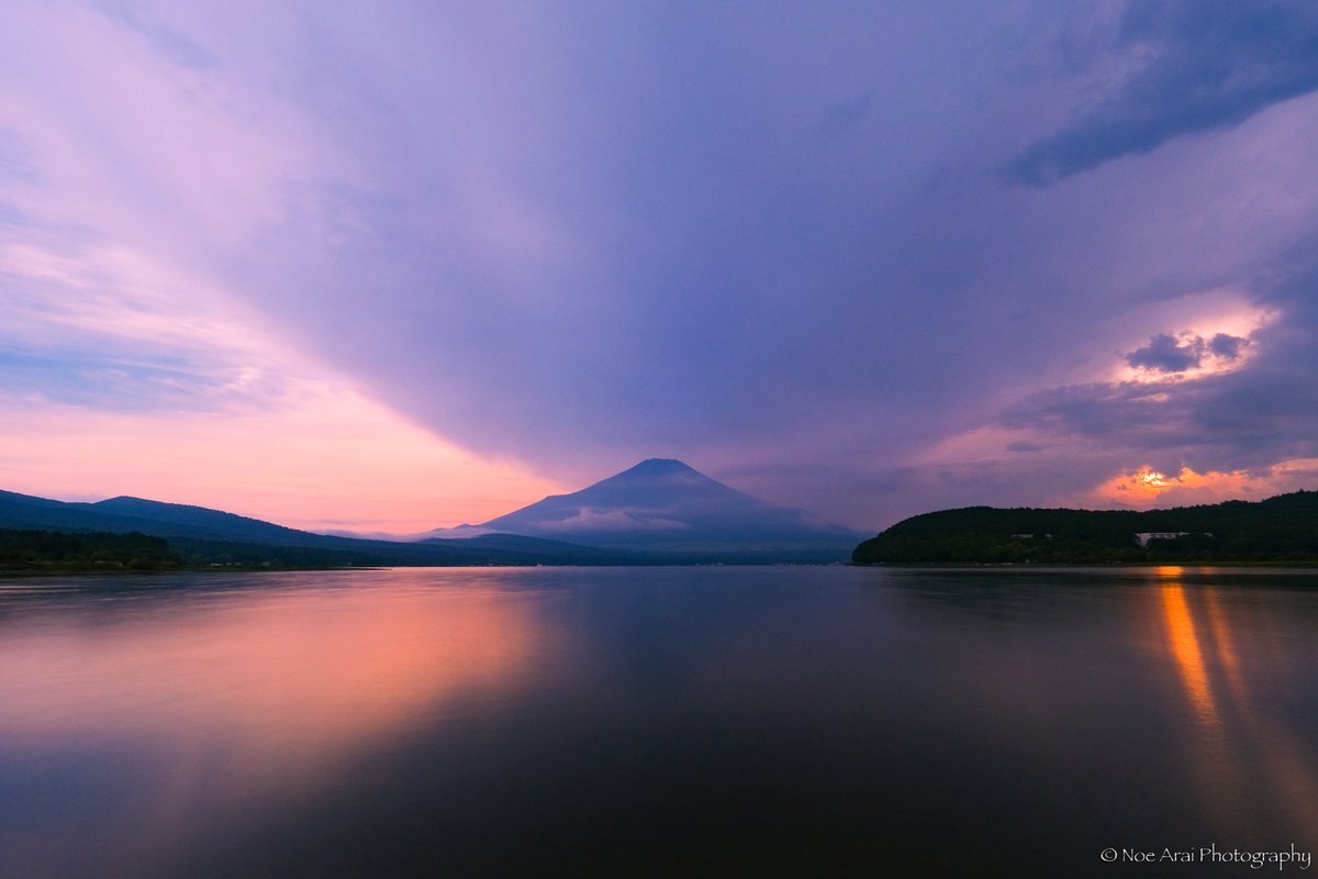 不思議な雲と富士山 富士山の後ろから夕焼け空が見えて 神々しい瞬間でした。^-^*