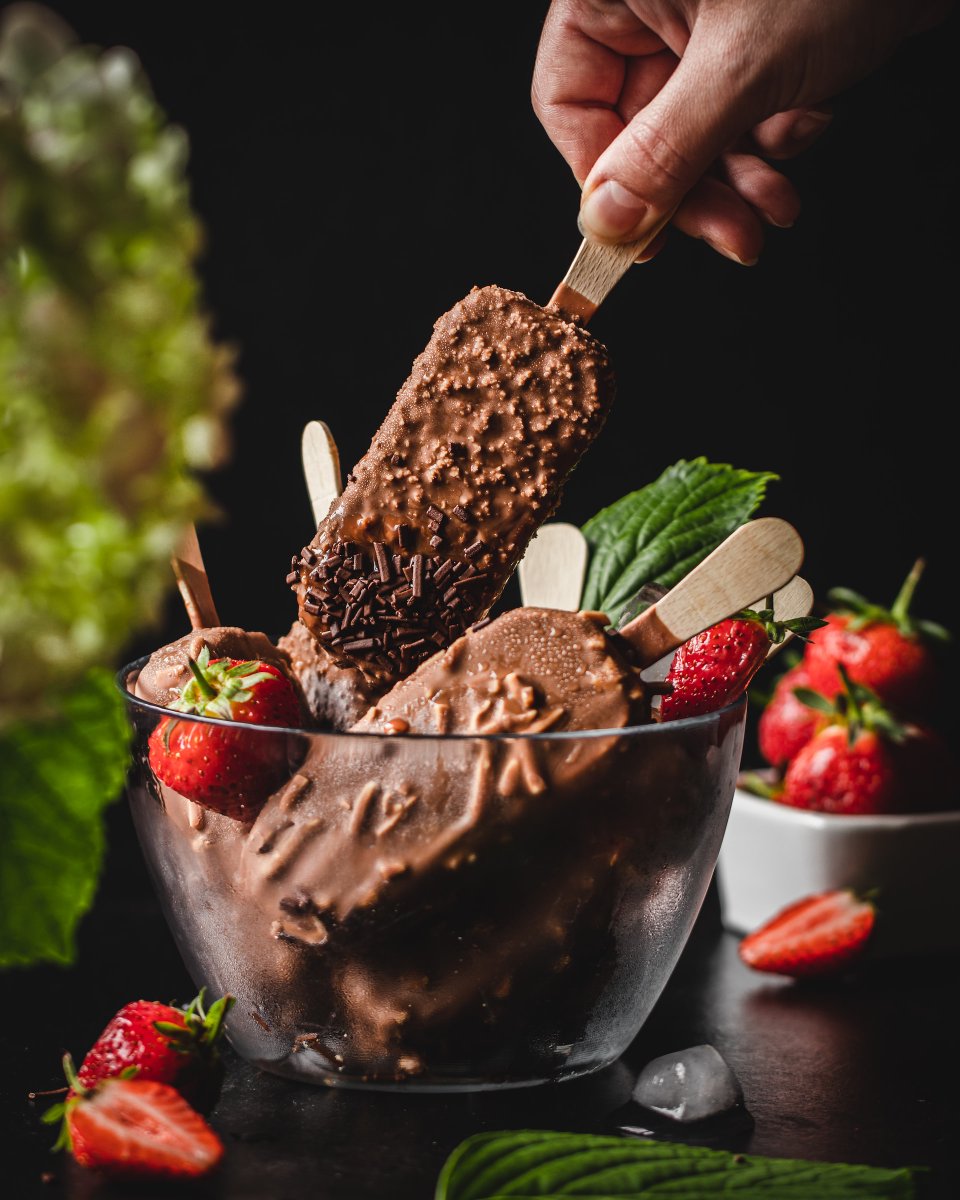 DreamyTechGirl's tweet photo. Chocolate Ice Cream Pops with fresh strawberries! 
Photo by Spork ‘n Fork on Unsplash https://t.co/js5IZ49iVi