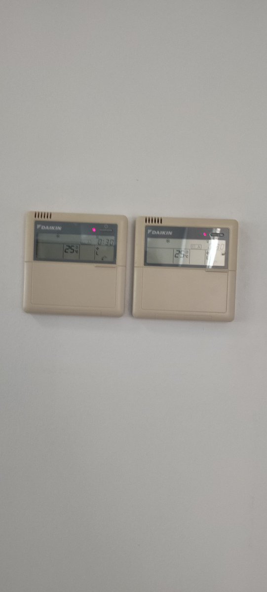 bauti400's tweet photo. Lo de el aire a 27° para ahorrar que lo hagan otros no @MairenaAljarafe ? Pasando frío en la biblioteca por qué sí estando las cosas como están, esto hay que cambiarlo @PSOE_MairenaAlj @CsMAljarafe @upmairena @Podemos_Mairena https://t.co/itRkQvQkFg