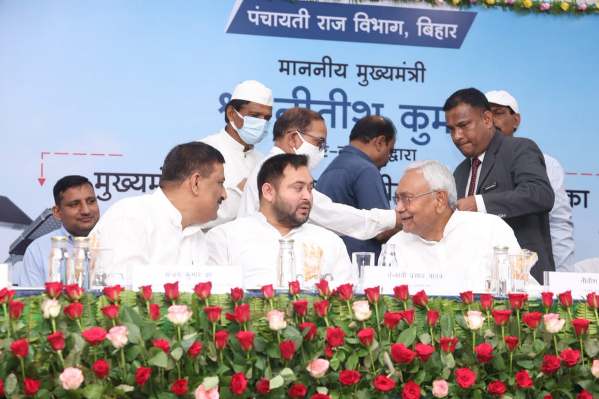 yadavtejashwi's tweet photo. आज मा० मुख्यमंत्री जी के कर कमलों द्वारा “मुख्यमंत्री ग्रामीण सोलर स्ट्रीट लाइट योजना” का शुभारंभ किया गया।

इसके अंतर्गत प्रत्येक पंचायत के सार्वजनिक स्थलों और हर वार्ड में 10 सोलर स्ट्रीट लाइट लगाई जाएगी।

अंधेरों को दूर भगा आपके जीवन में प्रकाश लाना हमारी सरकार का लक्ष्य है। https://t.co/s5kv1qYnrO