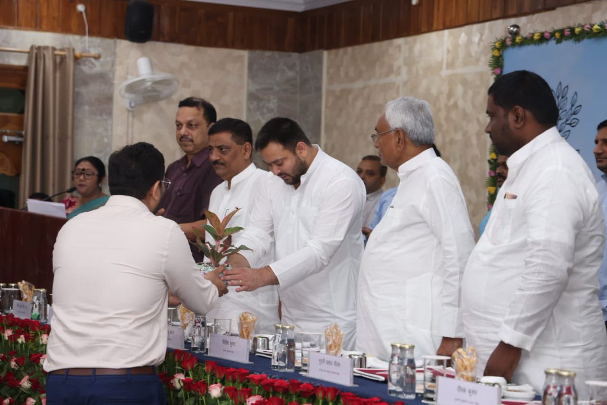 yadavtejashwi's tweet photo. आज मा० मुख्यमंत्री जी के कर कमलों द्वारा “मुख्यमंत्री ग्रामीण सोलर स्ट्रीट लाइट योजना” का शुभारंभ किया गया।

इसके अंतर्गत प्रत्येक पंचायत के सार्वजनिक स्थलों और हर वार्ड में 10 सोलर स्ट्रीट लाइट लगाई जाएगी।

अंधेरों को दूर भगा आपके जीवन में प्रकाश लाना हमारी सरकार का लक्ष्य है। https://t.co/s5kv1qYnrO