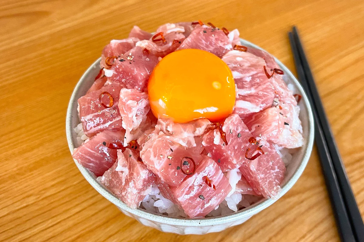 背徳感があるけど食べてみたい！生ハムたっぷり「ペペロンチーノ丼」。