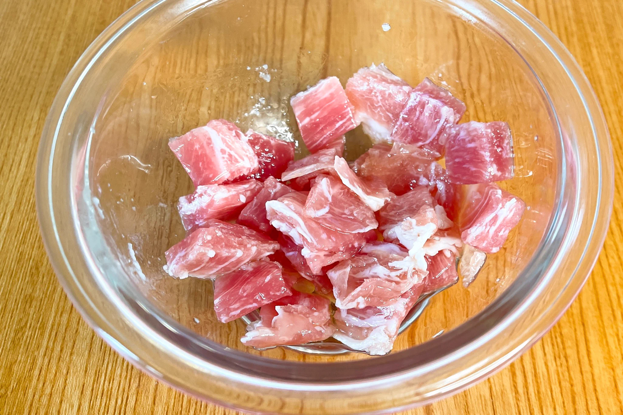 背徳感があるけど食べてみたい！生ハムたっぷり「ペペロンチーノ丼」。