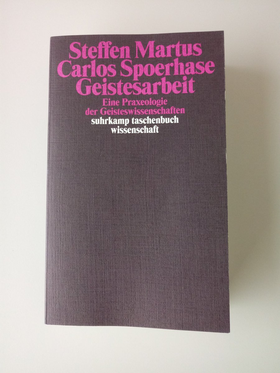 Philipp Hölzing (@philipphoelzing) on Twitter photo Einsame Menschen am Schreibtisch: Sind das die Geisteswissenschaften? Womit verbringt man dort seine Zeit? Und was geschieht vorher, nachher, nebenbei? Steffen Martus und <a href="/spoerhase/">Carlos Spoerhase</a> untersuchen in ihrem brillanten, quellengesättigten Buch die Praktiken der Geistesarbeit. Out now! Einsame Menschen am Schreibtisch: Sind das die Geisteswissenschaften? Womit verbringt man dort seine Zeit? Und was geschieht vorher, nachher, nebenbei? Steffen Martus und <a href="/spoerhase/">Carlos Spoerhase</a> untersuchen in ihrem brillanten, quellengesättigten Buch die Praktiken der Geistesarbeit. Out now!