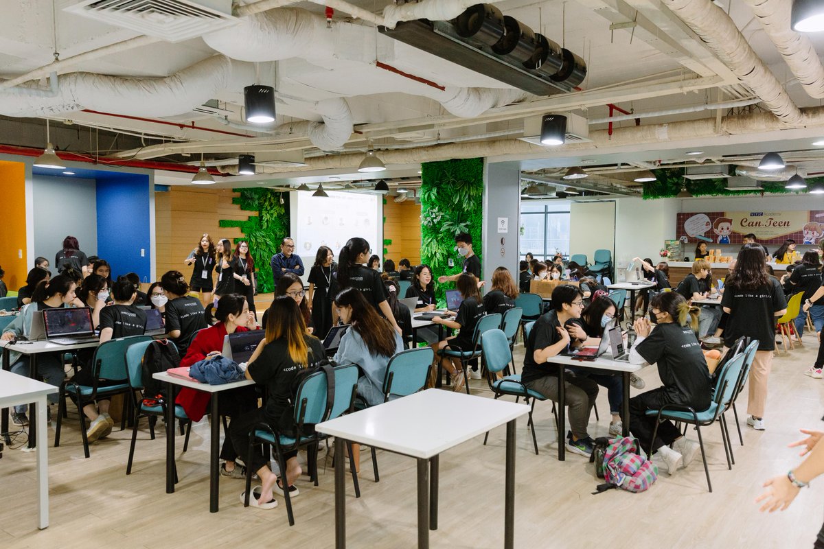 EPAMSystems's tweet photo. Last weekend, our colleagues from #EPAMVietnam had a great time at the #SheCodesVietnam Hackathon in Hanoi. It was a great opportunity for us to connect with women interested in technology and inspire them to join the industry. #WomenInSTEM #hack4future #SheCodesVietnam https://t.co/cLWwDHGoio