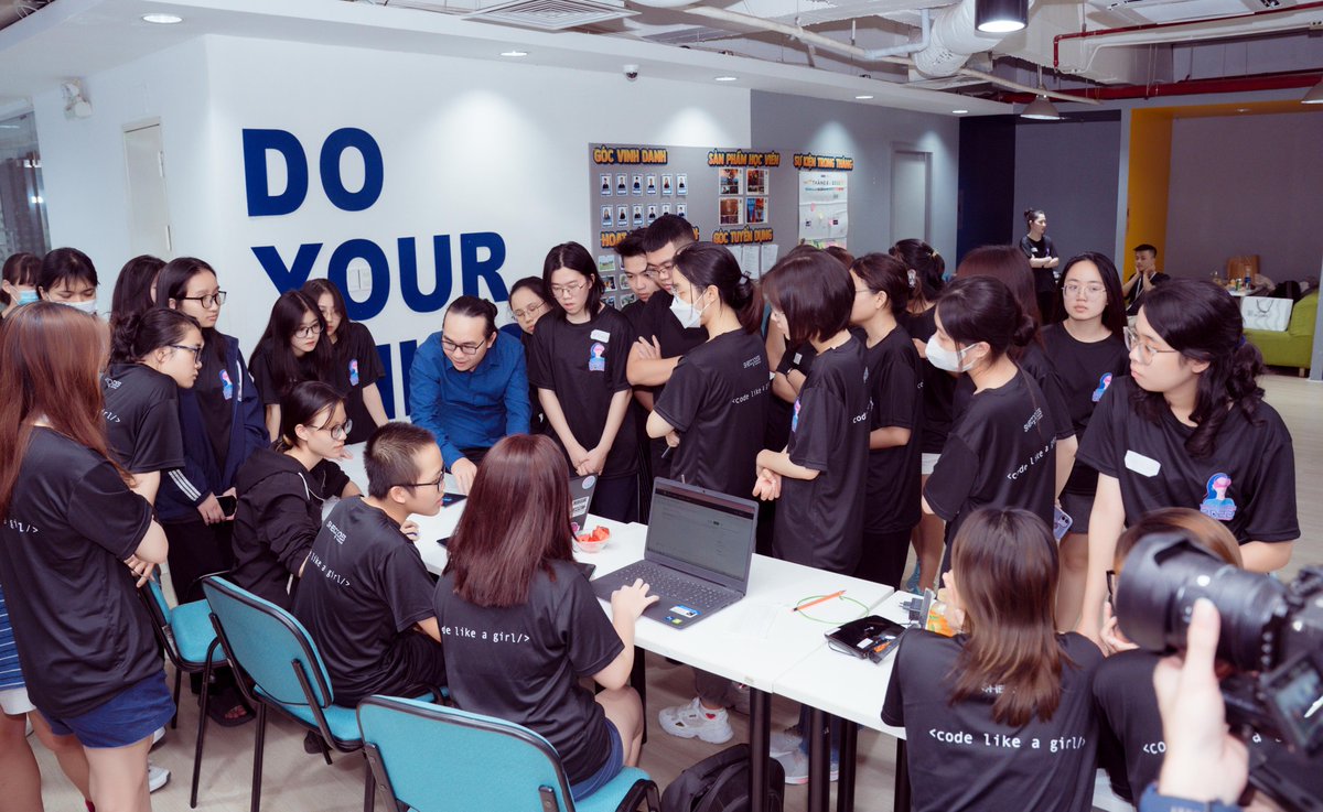 EPAMSystems's tweet photo. Last weekend, our colleagues from #EPAMVietnam had a great time at the #SheCodesVietnam Hackathon in Hanoi. It was a great opportunity for us to connect with women interested in technology and inspire them to join the industry. #WomenInSTEM #hack4future #SheCodesVietnam https://t.co/cLWwDHGoio