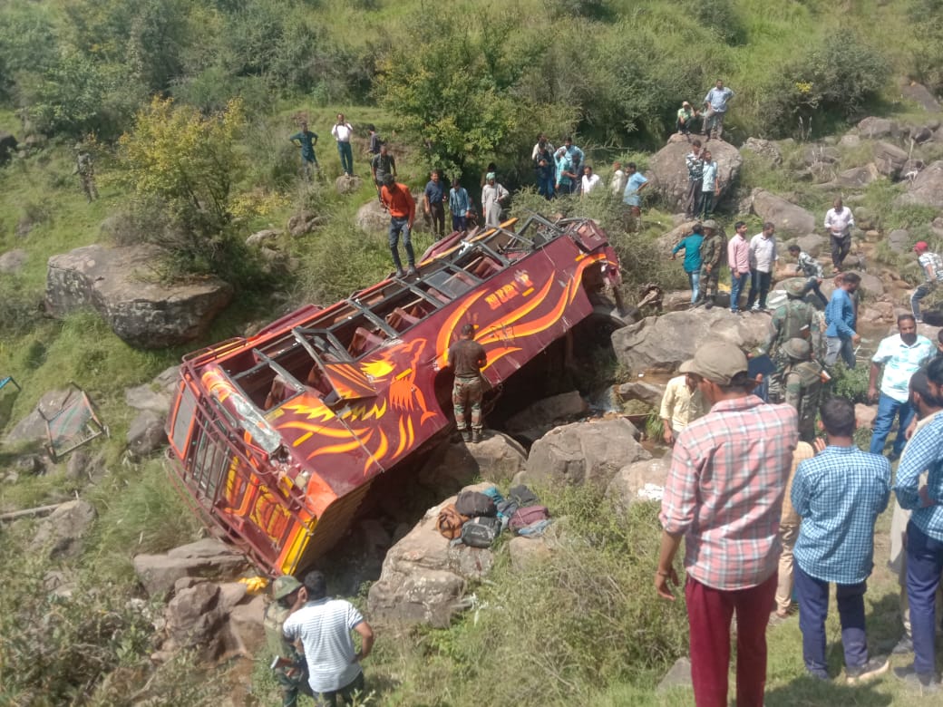 adreeschouhan1's tweet photo. Extremely tragic and concerning news coming in from Dehri Ralyot Manjakote, Rajouri, where 5 people have died and 15 are injured. My deepest condolences go out to the bereaved. May Allah grant them highest place in Jannah. Praying for speedy recovery of injured.
@OmarAbdullah https://t.co/z04eXbZNQi