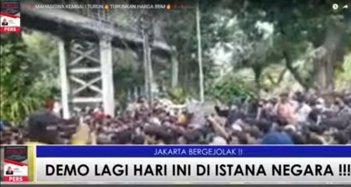 MAKIN PANAS !!!
MAHASISWA ADA YANG DITAHAN APARAT !!!
SEMOGA PERJUANGAN ADIK² MAHASISWA HARI INI DILINDUNGI ALLAH SWT DAN DIBERI KEMENANGAN !!!

LIVE :
youtu.be/Tscu4HTya0k

Retweet keras kawan !!
Bantu perjuangan adik2 mahasiswa depan istana !!

#BBMNaikRakyatRevolusi