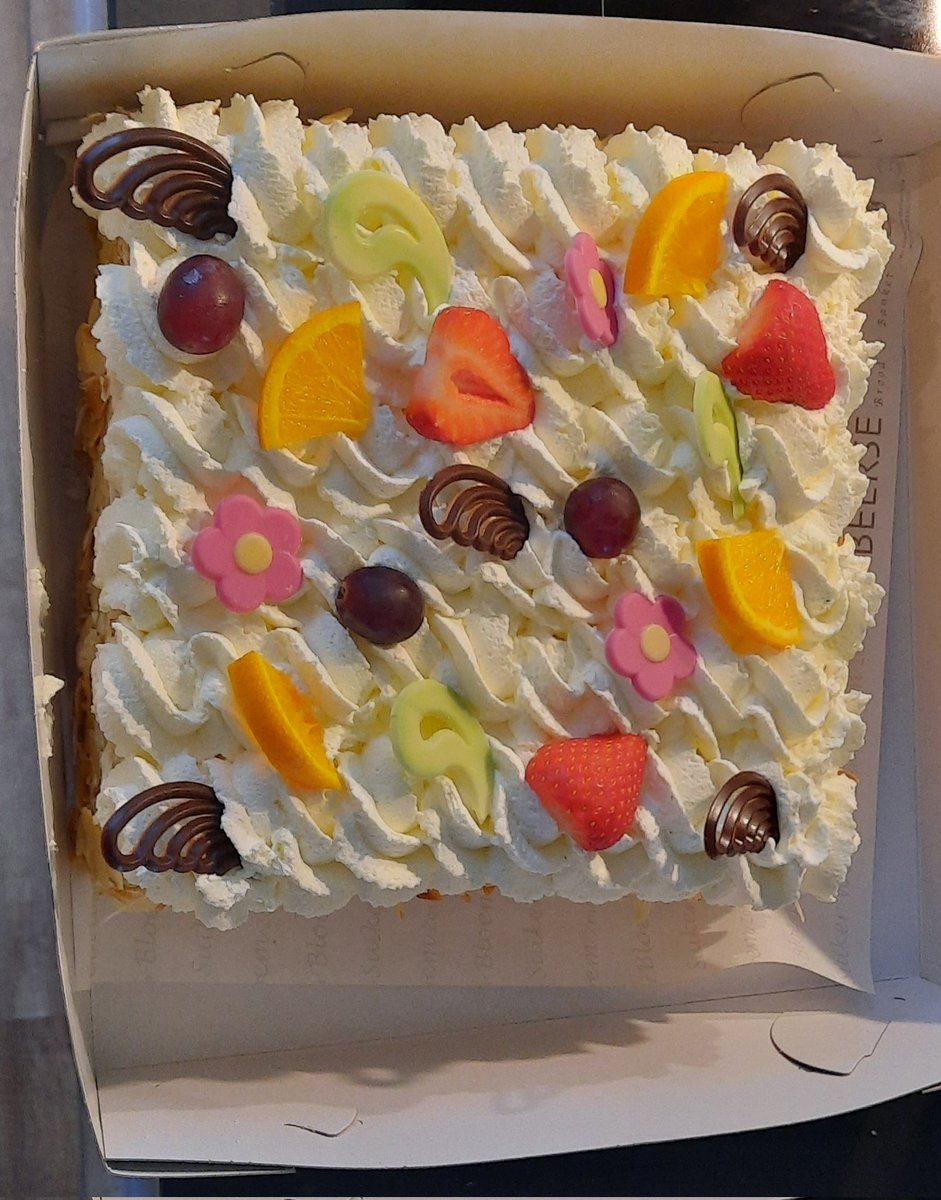 rallyjef3's tweet photo. Onderwijl heeft Tim een mooie taart gehad van zijn werk, Bakkerij Beerse.
Is hij al trending?
#verjaardag #gefeliciteerd #tim16 https://t.co/aZQxFP54KE