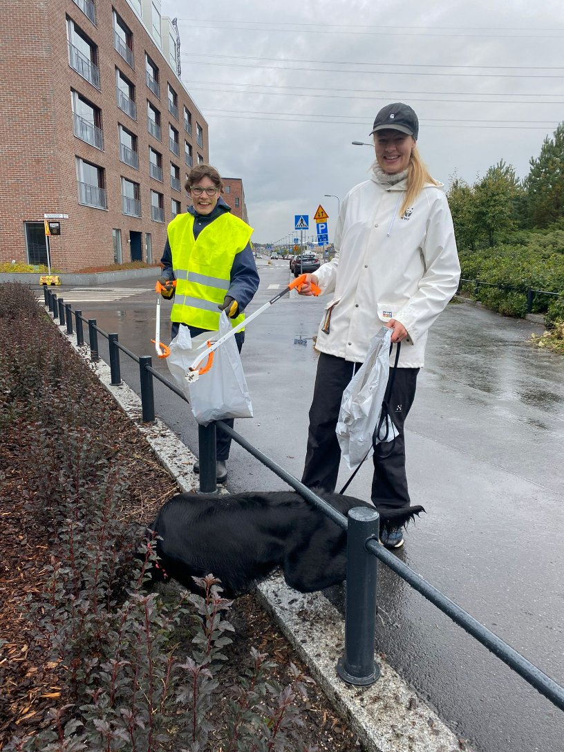 Tänään katosivat roskat rakennustyömaiden ympäristöstä Helsingin Kalasatamassa. Paikalla nähtiin myös innokas siivouskoira.

Otetaan #siivoustalkoot &amp; siivousvartit tavaksi. Ei enää rakentamisen roskia ympäristöön!

#siistiraksa #rakentavasti <a href="/roskaroope/">Roope</a> <a href="/WWFSuomi/">WWF Suomi</a> <a href="/SuomenlinnaWHS/">Suomenlinna</a>