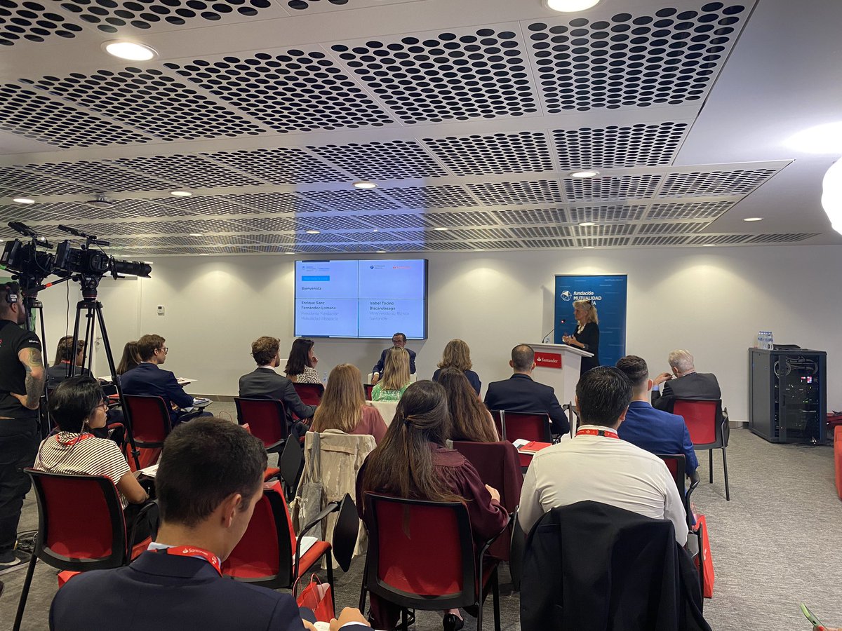 dcervinolopez's tweet photo. Comienza #ConectadosporDerecho donde se va a fomentar la Formación, liderazgo y relaciones con los jóvenes del ámbito jurídico. @MdAFundacion @MutuaAbogacia @santander_es https://t.co/mSqba9duMu