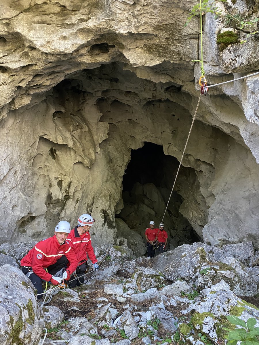 SDIS_74's tweet photo. #JeudiPhoto Sept équipiers de première intervention #montagne #EPIM ont effectué un entraînement ce début de semaine, au programme : outils cartographiques, visite du nouveau centre montagne, exercices de #secours d’une victime en milieu périlleux #SecoursEnMontagne #GMSP https://t.co/0j8yixEP4G