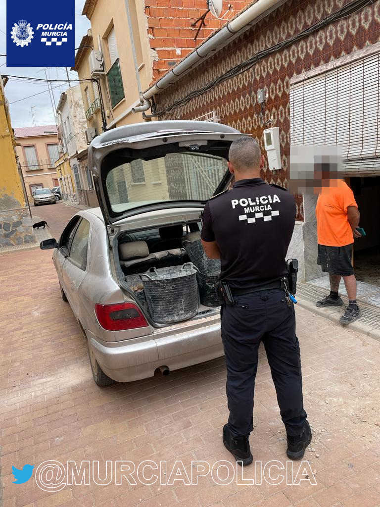 MurciaPolicia's tweet photo. Unidad de Espinardo sorprende en el citado barrio a un trabajador arrojando escombros de obra en contenedor de basura orgánica. 
Se denuncia por: 
❌Realizar obra careciendo de licencia
❌Usar indebidamente los recipientes para la recogida de residuos https://t.co/Z2Iqk2vy0g