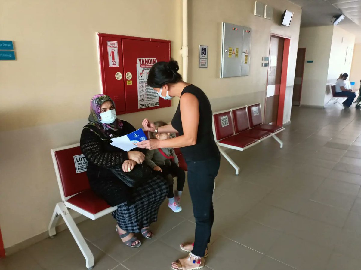 ezine_dh's tweet photo. 15 Eylül Dünya Lenfoma günü ve Dünya Prostat Kanseri Günü dolayısıyla Ezine Devlet Hastanesinde İlçe Sağlık Müdürlüğü Eğitim Hemşireleri ve Hastane Eğitim Hemşiresi hastane yönetimi kadrosu eşliğinde Hastanemiz polikinik katına stand kurularak Hastanalara bilgi verildi https://t.co/Sm2my25Qmu