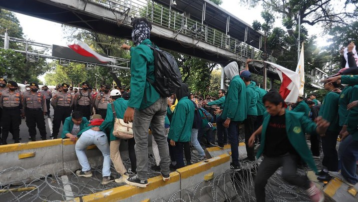 andry19633's tweet photo. Demo besar Mahasiswa BEM SI Tolak Kenaikan Harga BBM Kembali Digelar di Istana Negara Kamis, 15 Sept. 2022 https://t.co/9yPILu21Ny  @RamliRizal https://t.co/Snlhnb9pHg