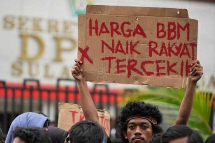 andry19633's tweet photo. Demo besar Mahasiswa BEM SI Tolak Kenaikan Harga BBM Kembali Digelar di Istana Negara Kamis, 15 Sept. 2022 https://t.co/9yPILu21Ny  @RamliRizal https://t.co/Snlhnb9pHg