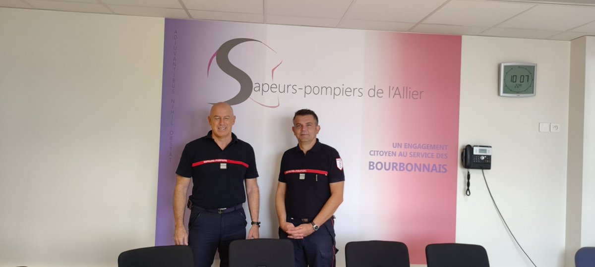 Pompiers03's tweet photo. Visite ce matin du directeur @SDIS_18 le Colonel Bruneau @_DDSIS18 , DDSIS. Cette rencontre avec notre directeur, le colonel, @philippe_sansa permet de présenter le fonctionnement de notre établissement. https://t.co/1hcM296YTP