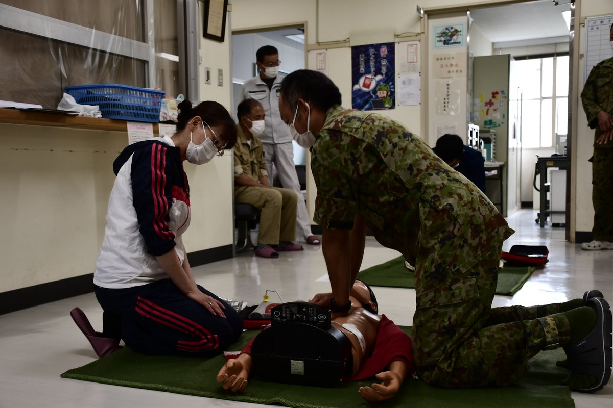 TakikawaCamp's tweet image. 【業務隊総合訓練④】
滝川駐屯地業務隊は、緊急患者対処訓練を行いました。緊急車両やＡＥＤの取り扱い要領及び患者対処の基礎的動作を演練し、患者対処要領の向上を図りました。
#滝川駐屯地　#滝川　＃GSVC