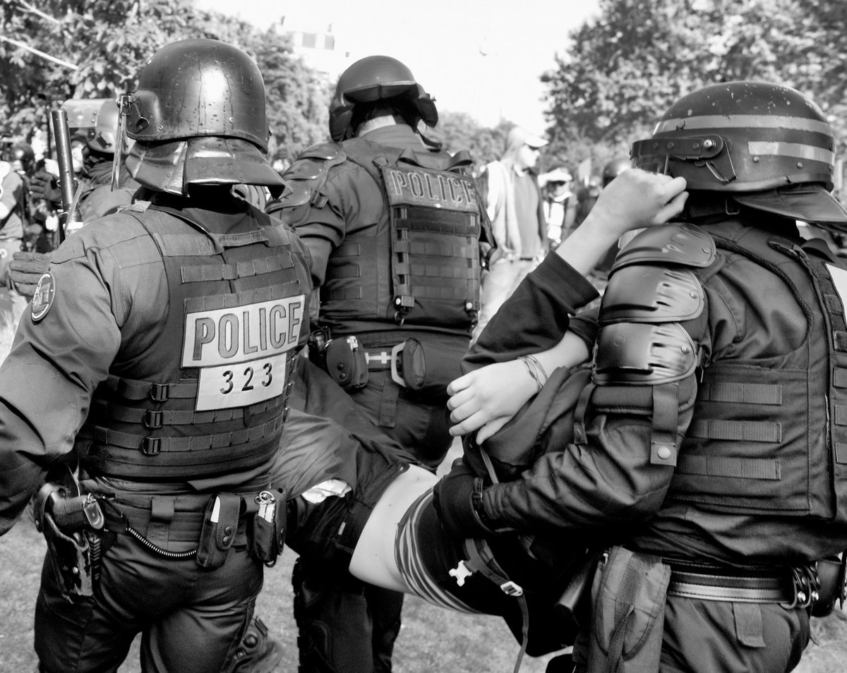 LDH_Fr's tweet photo. Quand la plupart de nos voisins européens gèrent les foules avec retenue &amp; une doctrine de désescalade, la police FR adopte une doctrine du maintien de l’ordre de plus en plus violente. La #LDH en dénonce la dangerosité pour la liberté de manifester.
https://t.co/yn7z6mKk9h https://t.co/CkO3qPxzSp