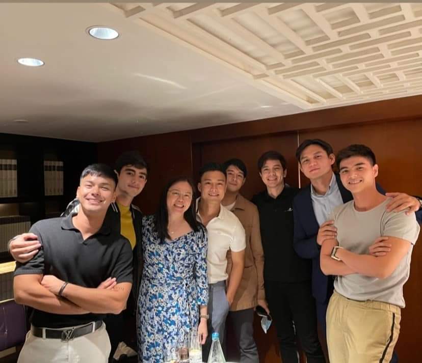 Alden Richards with GMA executives and colleagues.

#ALDUBatADN374Weeks 
#StartUpPH 
<a href="/aldenrichards02/">Alden Richards</a>