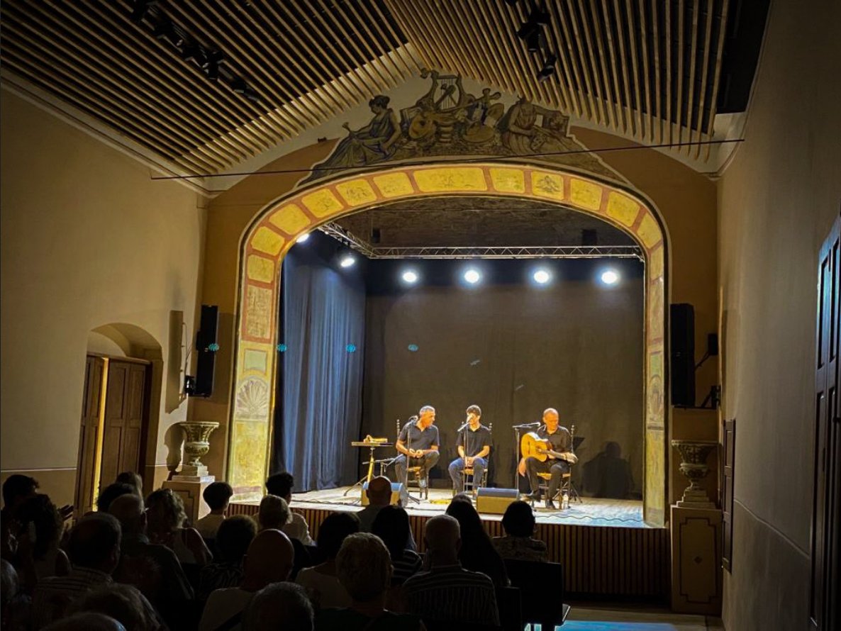 -Un pati amb columnes jòniques i arcs carpanells (s.XVI)
-Una portada serliana de carreus encoixinats (s.XVI)
-Un habitatge que inclou un teatret modernista (s.XIX-XX)
Sabeu on es troba aquest castell-palau?
🤔
<a href="/sancholovesarts/">Sancholovesarts</a> <a href="/FLNaya/">FLNA</a> <a href="/KarolusMikeller/">(arles(respo🔻Karolus</a> <a href="/JorgePay1/">Jorge Payá⚖️🕊️</a> <a href="/harcamedievalis/">Grup Harca</a>