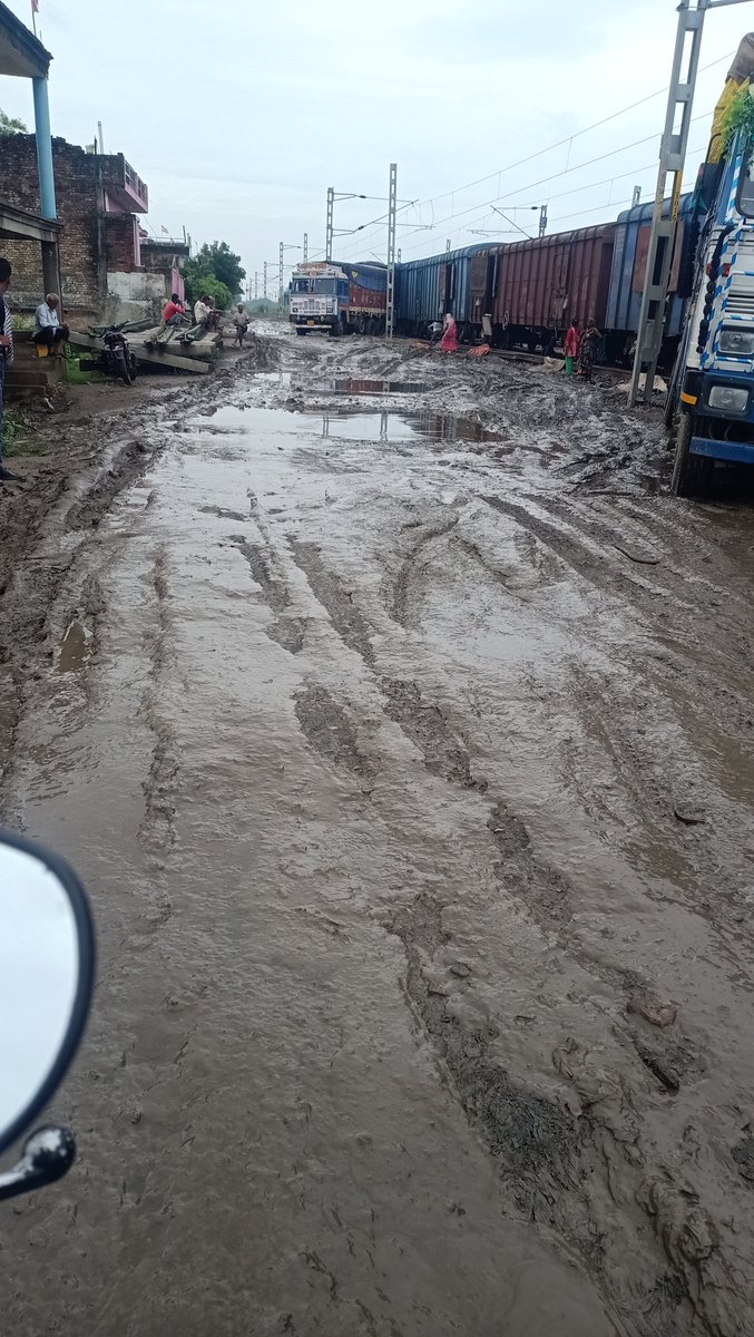 #भंगवामार्गसमस्या उत्तरप्रदेश प्रतापगढ़ रेलवे स्टेशन से सटे भंगवा सुर्खीसाइडिंग मार्ग लगभग 40 गांवों को जोड़ती है यहां की सड़क पूर्ण रूपसे 2से3 फीट में तब्दील हो चुकी है ये हमारे सांसद, विधायक का विकास चिल्ला रहा है😭  <a href="/mpsangamlal/">Sangam Lal Gupta</a> <a href="/RailMinIndia/">Ministry of Railways</a>  <a href="/AshwiniVaishnaw/">Ashwini Vaishnaw</a> <a href="/myogiadityanath/">Yogi Adityanath</a>