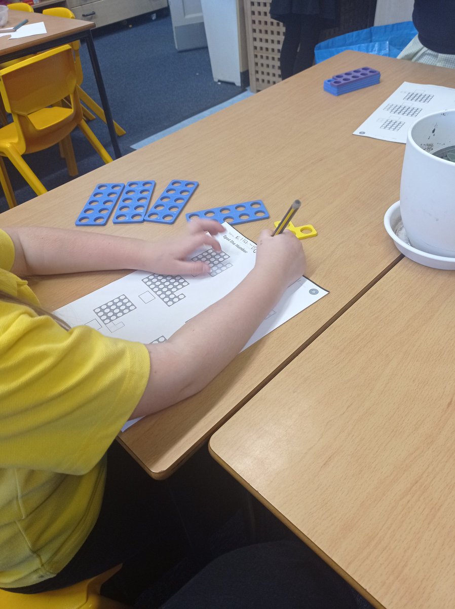CCamer0n's tweet photo. Primary 2 from P2/1 have been consolidating place value using both concrete and pictorial resources, showing their solid number sense this morning https://t.co/JOy1fiwdTc