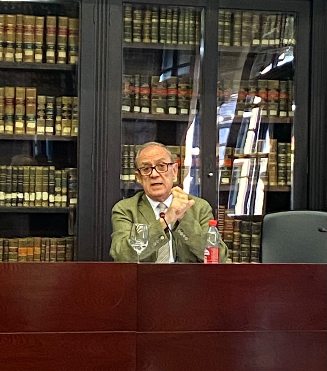 Fernando López Ramón, presidente <a href="/aepda/">AEPDA</a>, comparte su experiencia como alumno en <a href="/unizar/">Universidad Zaragoza</a> donde disfrutó del avanzado e infrecuente planteamiento del prof. Lorenzo Martín-Retortillo: casos reales, problemas de actualidad, elaborar un dictamen, recensión... ¿innovación o calidad?