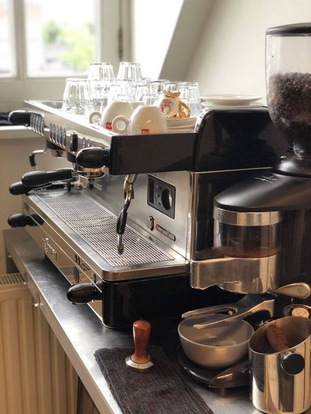 SjoerdWielenga's tweet photo. Werkplek(ken) beschikbaar, inclusief goede koffie! Een open, sfeervolle ruimte met 5 zzp'ers, uitkijkend op de Eemhaven en het Eemplein. #werkplek #werkruimte #werkplektehuur #amersfoort #zzp https://t.co/DaLMaDxRLI