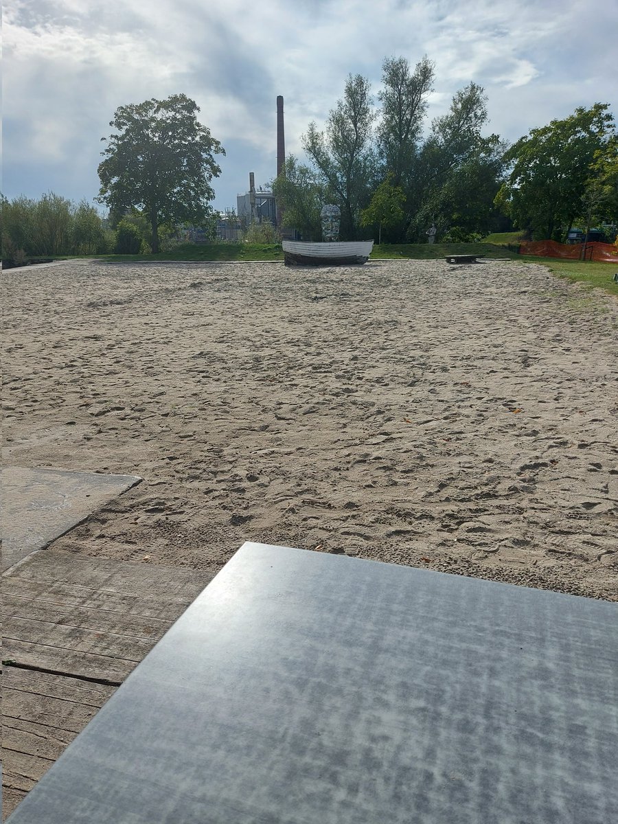 #Haiku #Lichtzinnig
-
In de verte licht
ziet mijn hoofd, maakt zich sterk en 
duikt het diepe in...
-
#goudasfalt #ingezetenen #tegenlicht #aanloop #sprong #inhetdiepe