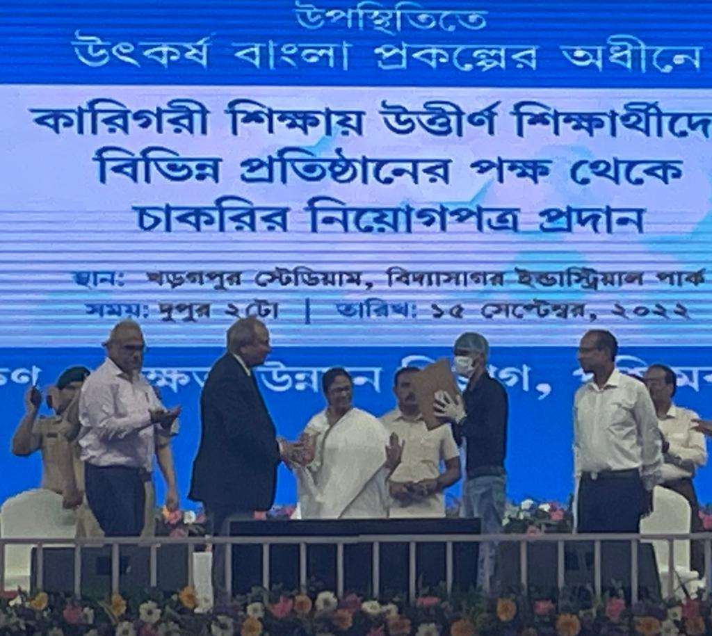 CII4ER's tweet photo. Mr. Sanjiv Paul, Chairman, CII Eastern Region, and Chairman, Tata Pigments & VP Tata Steel at the Offer Letter Ceremony presided by Mamata Banerjee, Hon'ble Chief Minister, West Bengal at Kharagpur today @CMOfficeWB @MamataOfficial @paul_sanjiv #BuildingEast https://t.co/rnhcsC4rmM