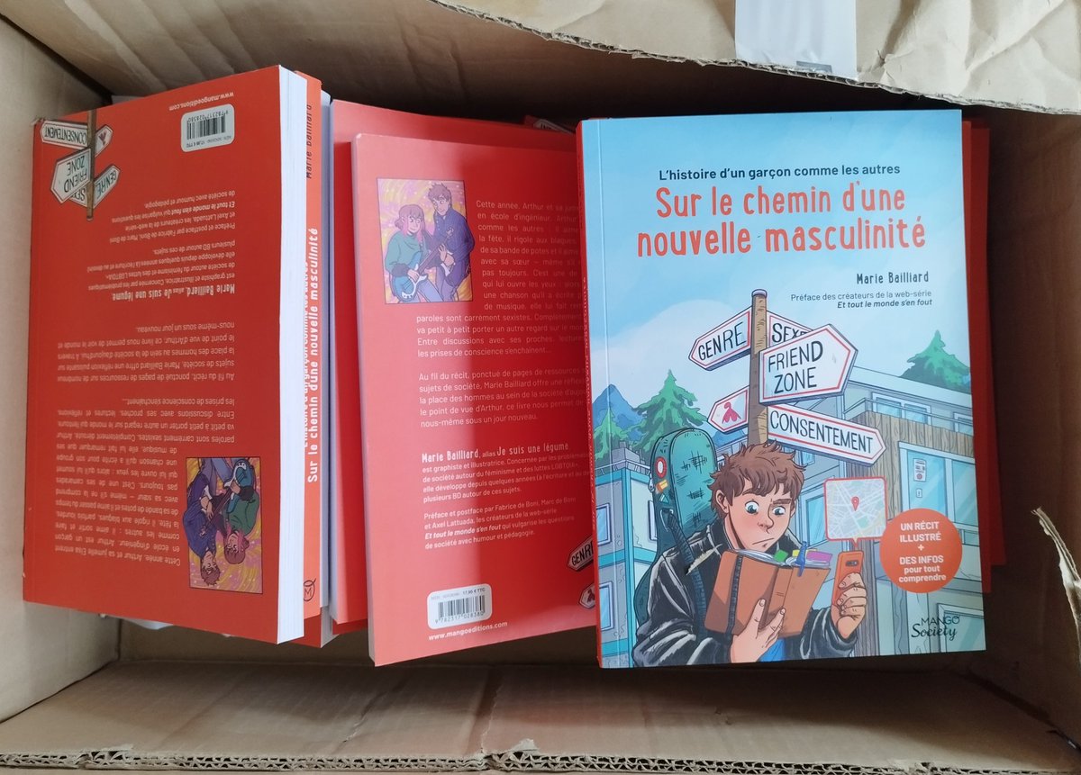 Jesuisunelegume's tweet image. À un jour de la sortie, Mushu et moi-même sommes très heureux.se de vous présenter ma pile conséquente d'exemplaire autrice 🔥
J'ai le même sourire que lui même si vous ne le voyez pas.