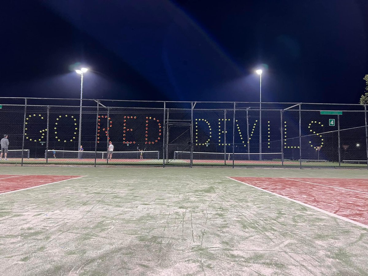 becstar75's tweet photo. Got to love a country town getting behind their footy team @Tonaaayy_ @Peter_Fitz #Rugby #gunnedah #droughtbreaker #reddevils #2380 https://t.co/kMYFwKE5rO