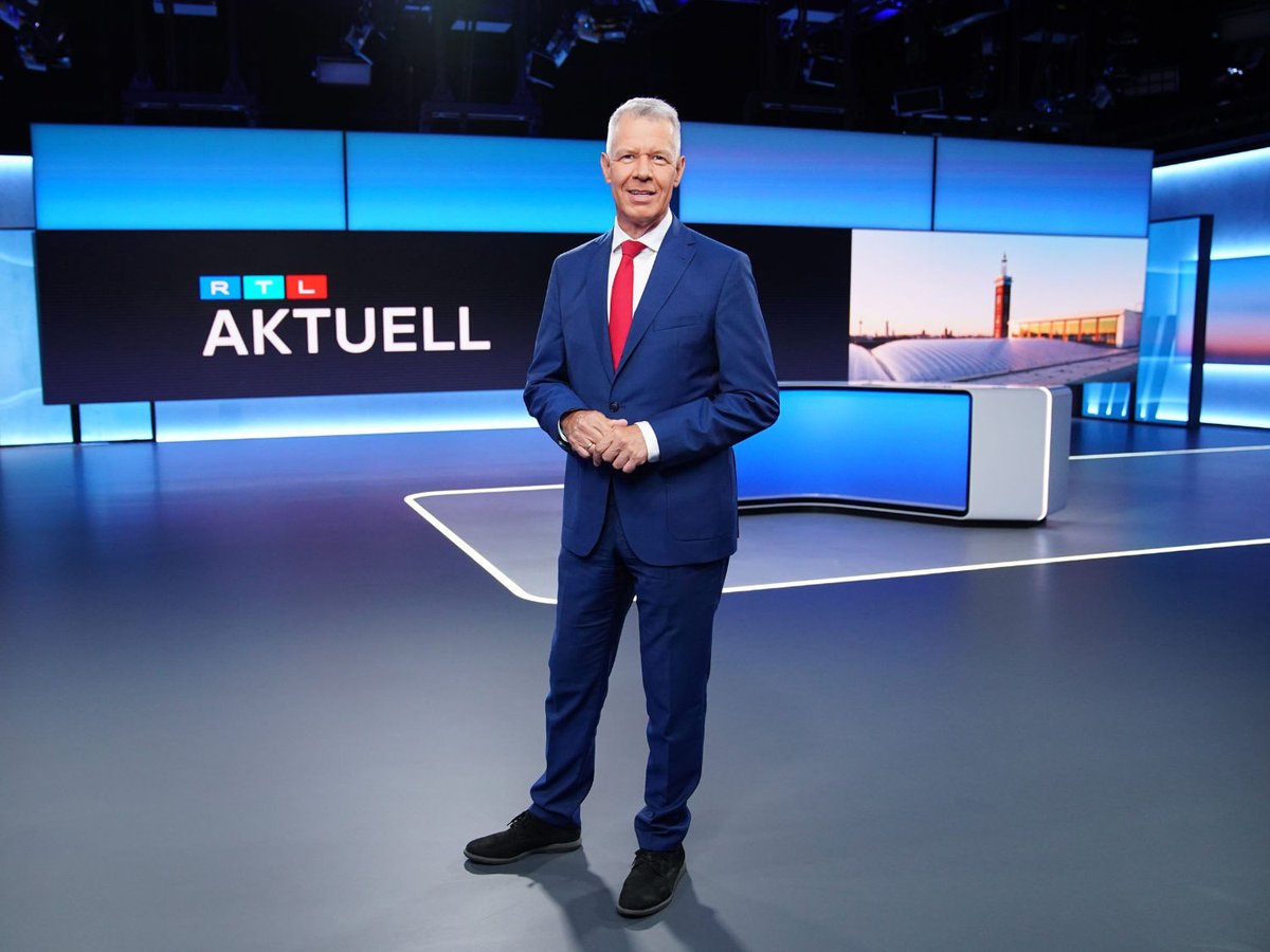 aschaffrinna's tweet photo. RTL Nachrichten im neuen Design. Mit dem nun erfolgten Umbau des Nachrichtenstudios vollzieht RTL die Bewegung zurück zum physisch existenten, begeh- und greifbaren Raum. Als Zuschauer rückt man näher an die Moderatorin / den Sprecher heran.
https://t.co/aJnBbF41h2 #OnAirDesign https://t.co/gojG4gC219