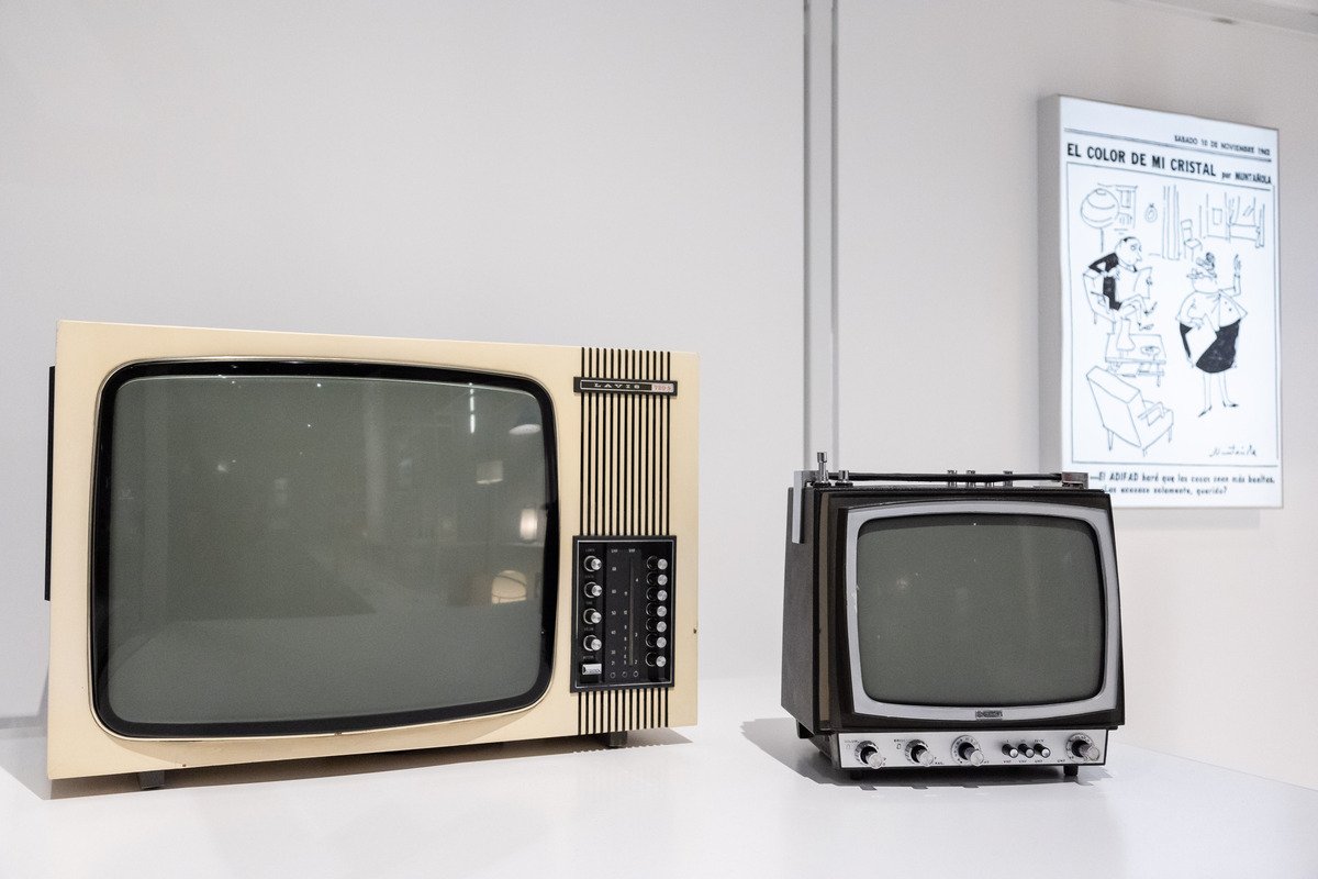 dissenyhub's tweet photo. 🗣️"Presentar una col·lecció suposa establir un significat narratiu nou per als objectes que la componen", Oriol Pibernat, comissari d'#ObjectesComuns.

L'exposició mostra objectes comuns que tenen alguna cosa d'especial: el seu #disseny.

No t'ho pedis:
🔗https://t.co/ZNnkXB7JnY https://t.co/SDhcG1DFbd