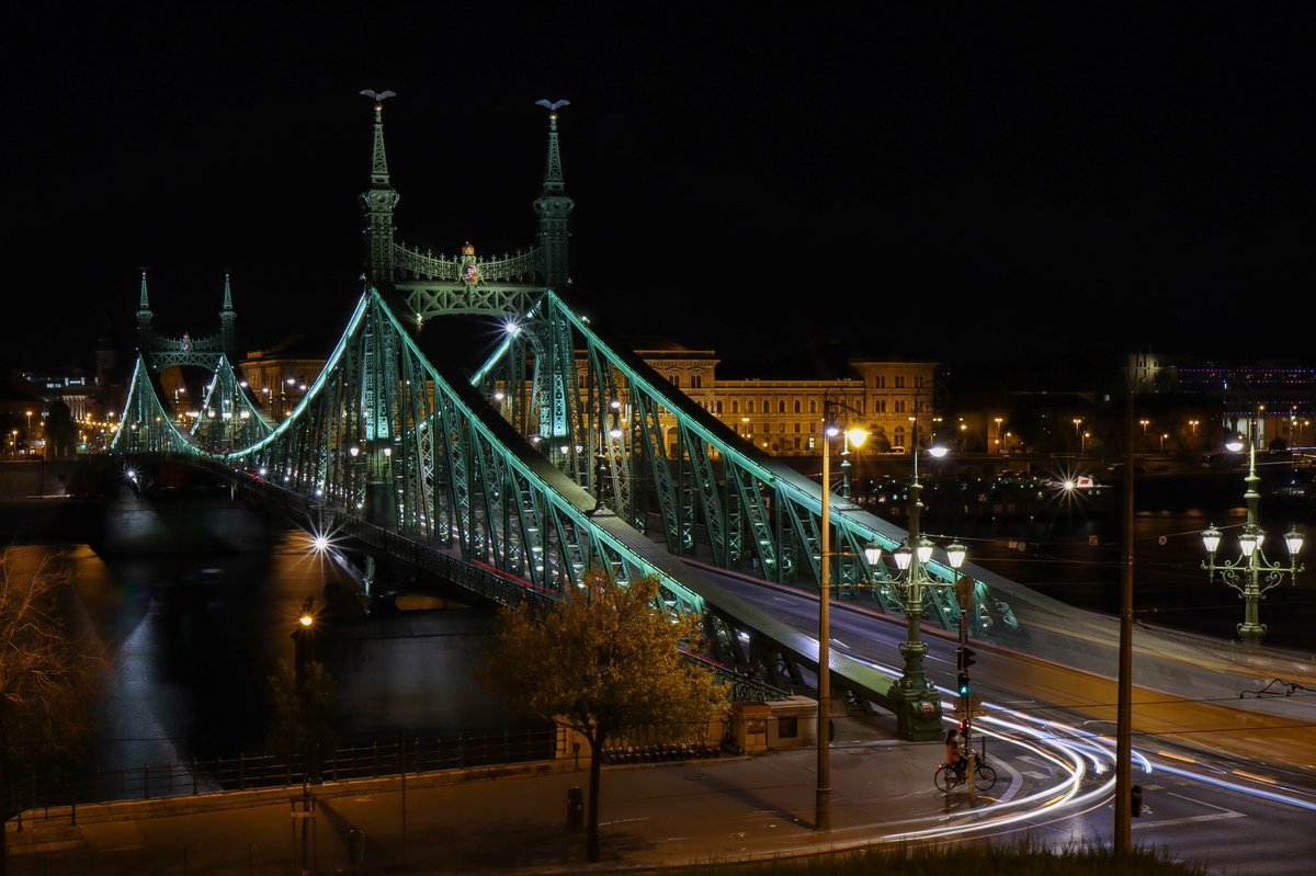 DanSh1elds's tweet photo. Liberty bridge and Elizabeth bridge last night. Budapest ๐ญ๐บ
#Budapest #NightPhotography #Citylights #Citybreak #Solotravel #libertybridge #elizabethbridge #canon90D https://t.co/K1fpqa42TZ