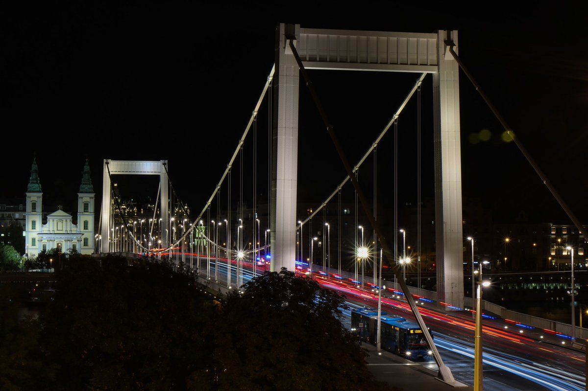 DanSh1elds's tweet photo. Liberty bridge and Elizabeth bridge last night. Budapest ๐ญ๐บ
#Budapest #NightPhotography #Citylights #Citybreak #Solotravel #libertybridge #elizabethbridge #canon90D https://t.co/K1fpqa42TZ