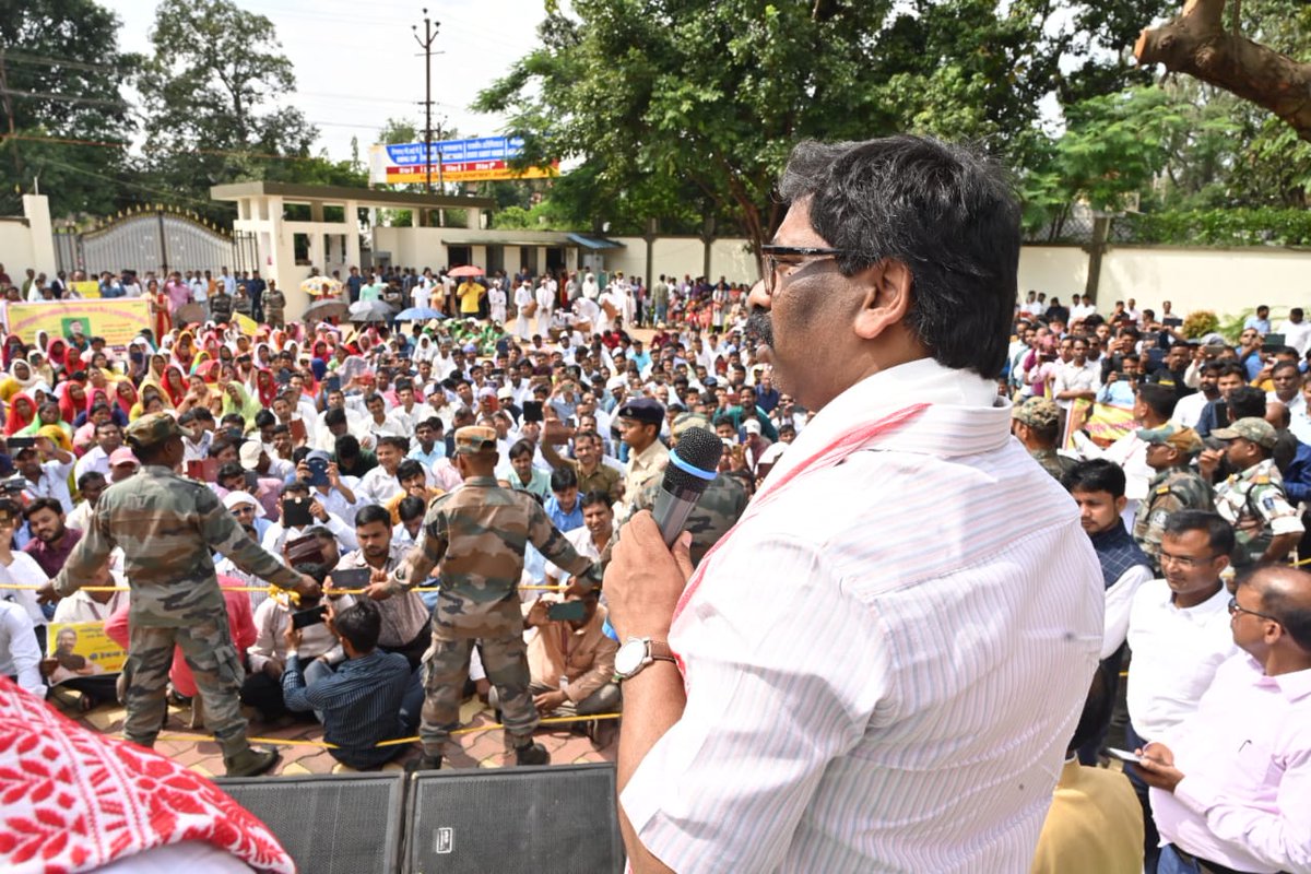 आपकी परेशानियां देख मैं भी परेशान था। वर्षों से यहां के नौजवानों के साथ खिलवाड़ होता रहा। लेकिन आपकी इन परेशानियों को अपनी परेशानी समझ कर आपकी सरकार कार्य कर रही है। एक-एक कर सभी समस्याओं को सुलझाने का प्रयास हो रहा है :- श्री <a href="/HemantSorenJMM/">Hemant Soren</a>