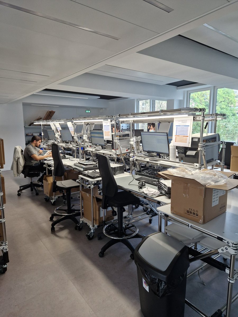 JCFromantin's tweet photo. Très intéressante visite de l'entreprise @Unowhy_Officiel à @VilledeNeuilly qui déploie dans des centaines d'établissements scolaires des tablettes, des contenus pédagogiques et de nombreuses innovations à destination des élèves et des enseignants https://t.co/qivCqvVFcc