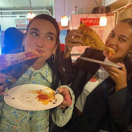 fvsdualipa's tweet photo. She loves pizza 🍕 https://t.co/sPaH5QB874