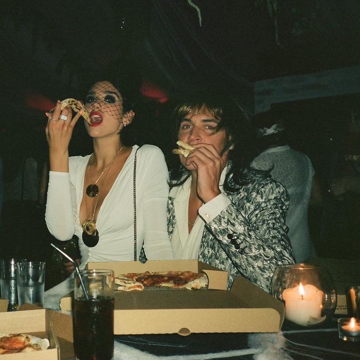 fvsdualipa's tweet photo. She loves pizza 🍕 https://t.co/sPaH5QB874