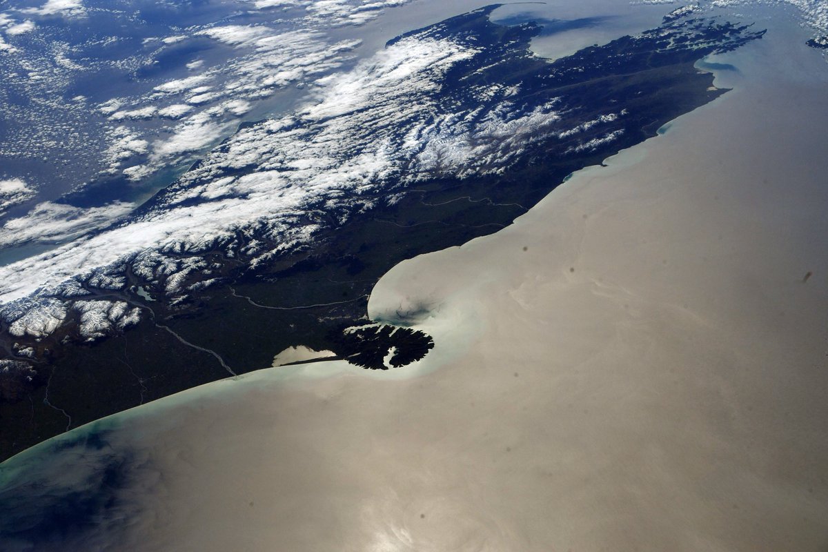 AstroSamantha's tweet photo. Like Italy, New Zealand's distinct shape &amp; features are usually easy to spot from space. But this mission it's been hiding under rain clouds so this is my first glimpse. #MissionMinerva #NewZealand 🇳🇿 https://t.co/1rxE5s5kH1