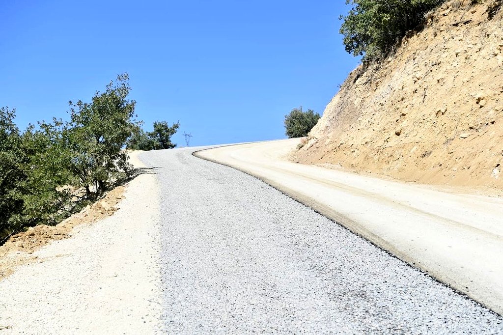 Yazıhan İlçemizin Erecek Mahallesinde devam eden yol çalışmalarını, Malatya Büyükşehir Belediye Başkanımız @selahattingrkn,İlçe Başkanımız Veysel Ateş, Belediye Başkanımız Nevzat Öztürk ile birlikte inceledik. Hemşehrilerime ve çalışmalarda emeği geçenlere teşekkür ediyorum.